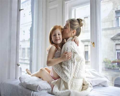 50岁高龄绝经女性还能通过借卵自怀生子吗？专业助孕机构咨询